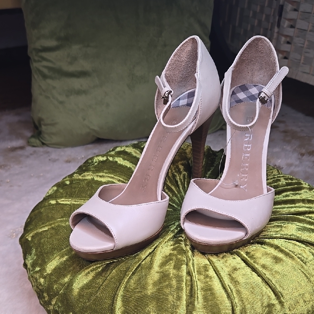 Burberry Women's Heels Size 38 1/2. Size 7.5 US. NEW!  Luxury. Designer. - Picture 13 of 14